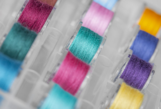 多色线缝纫机用的塑料线轴。图片下载