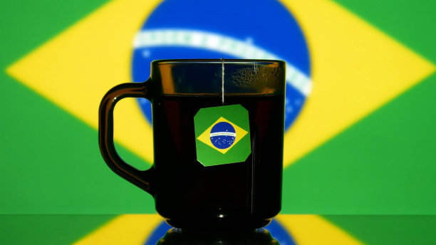 一杯茶的特写，上面挂着巴西国旗的标签图片下载