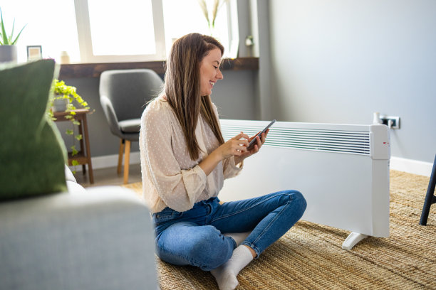 一个中年妇女在家里穿着休闲服的照片。图片下载