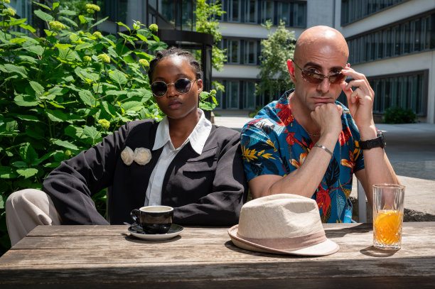 中号照片，男男女女坐在酒吧外的桌子旁图片下载