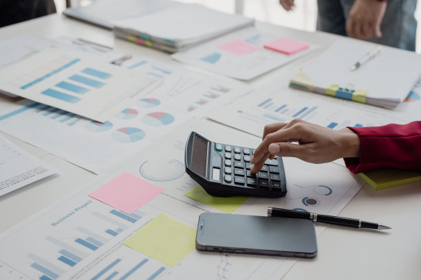减税计划的想法商人计算业务余额准备个人纳税申报表在线。每年。国家政府。财务数据分析。特写照片图片下载