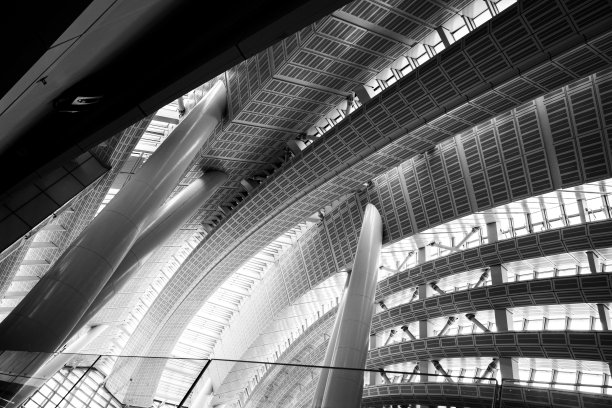 现代建筑黑白照片，现代建筑版画，自然光透过建筑照射图片下载