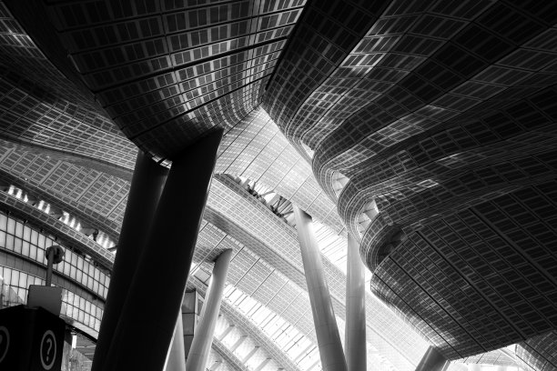 现代建筑黑白照片，现代建筑版画，自然光透过建筑照射图片下载