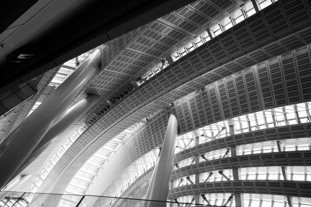 现代建筑黑白照片，现代建筑版画，自然光透过建筑照射图片下载