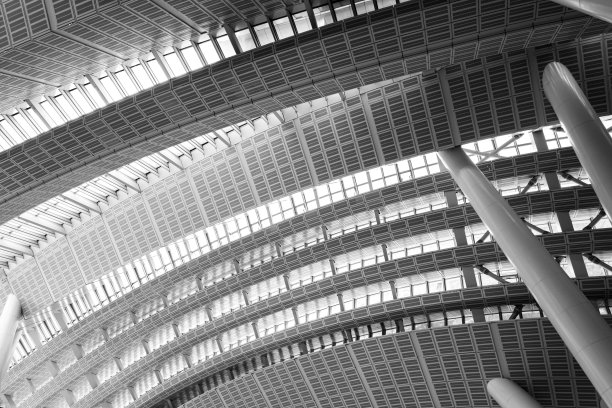 现代建筑黑白照片，现代建筑版画，自然光透过建筑照射图片下载