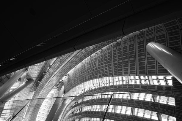 现代建筑黑白照片，现代建筑版画，自然光透过建筑照射图片下载
