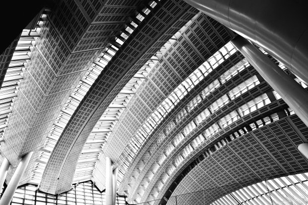 现代建筑黑白照片，现代建筑版画，自然光透过建筑照射图片下载