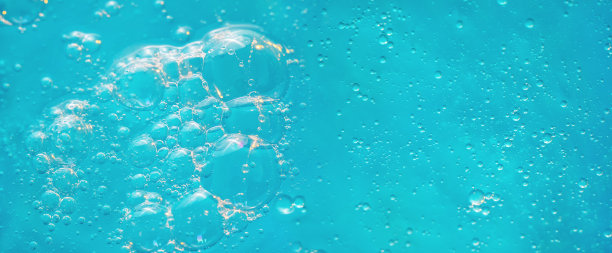 近距离观察肥皂泡的纹理。泡泡浴。洗手用凝胶。蓝色背景与爆裂的泡沫图片下载