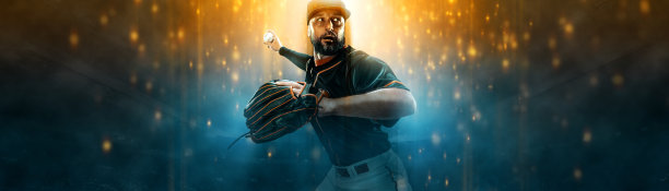 棒球运动员。宽的照片。职业运动员在大舞台上拿球。球场上的棒球运动员在比赛。图片下载