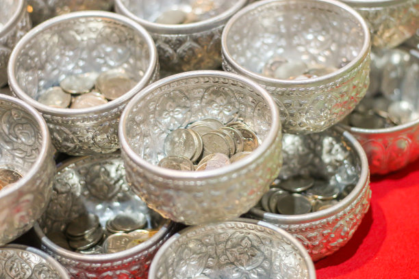 在泰国的寺庙里，盘子里的硬币图片是用来给和尚施舍的。图片下载