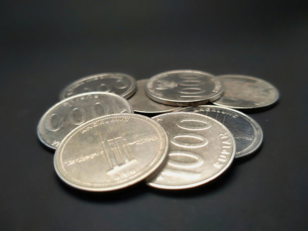 一堆黑色背景的金属印尼盾纸币图片下载