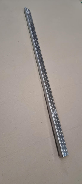 一张白色背景的桌子上的金属管的照片。图片下载