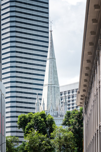 城市中心道路的照片:新加坡圣安德鲁大教堂图片下载