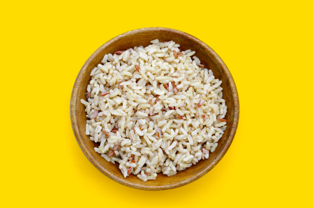 黄底木碗煮糙米。图片下载