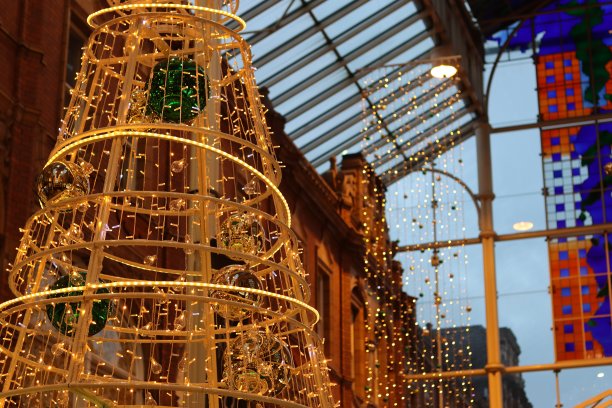 现代金金属圣诞树图片下载