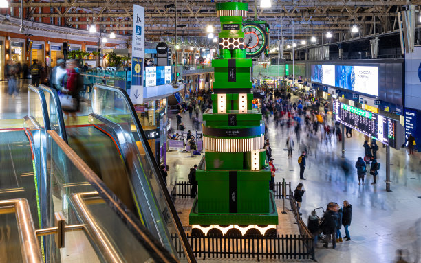 伦敦滑铁卢火车站为圣诞节装饰图片下载