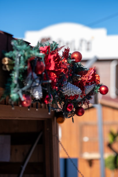 圣诞树，红色圣诞装饰品户外库存照片图片下载