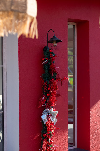 圣诞树，红色圣诞装饰品户外库存照片图片下载