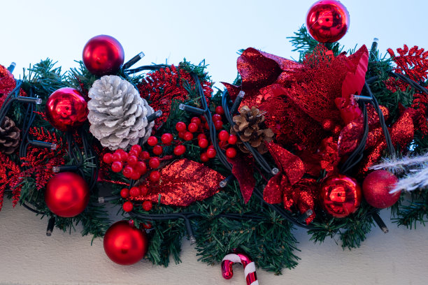 圣诞树，红色圣诞装饰品户外库存照片图片下载