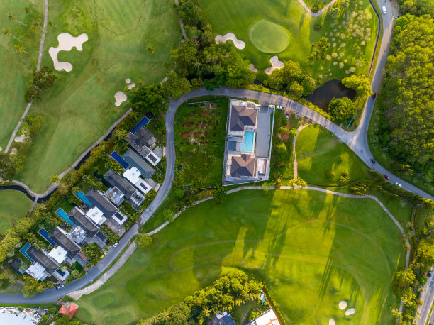 鸟瞰美丽的绿色高尔夫球场球道和果岭，自上而下的图像为运动背景和旅游自然背景，令人惊叹的绿色自然景观图片下载