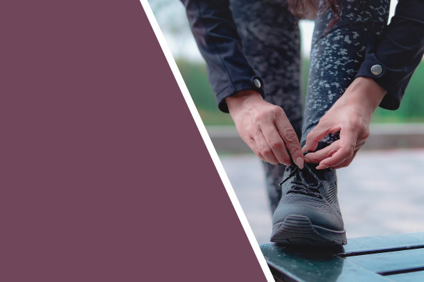 一个女人系鞋带的特写。适合在公园户外跑步的女式运动鞋图片下载