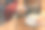 不知名的女人在品尝甜咖啡的泡沫。一个匿名的年轻女孩从她的咖啡中取出现煮的泡沫来品尝它的特写图片。图片下载