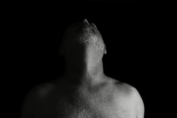 成年男子面部和身体表情黑白照片剪影构图图片下载