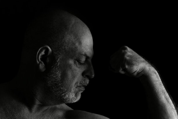 成年男子面部和身体表情黑白照片剪影构图图片下载