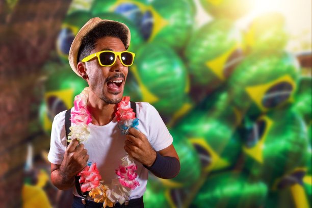 嘉年华服装派对。黑人与狂欢节道具在巴西街道背景的肖像，文字空间。图片下载