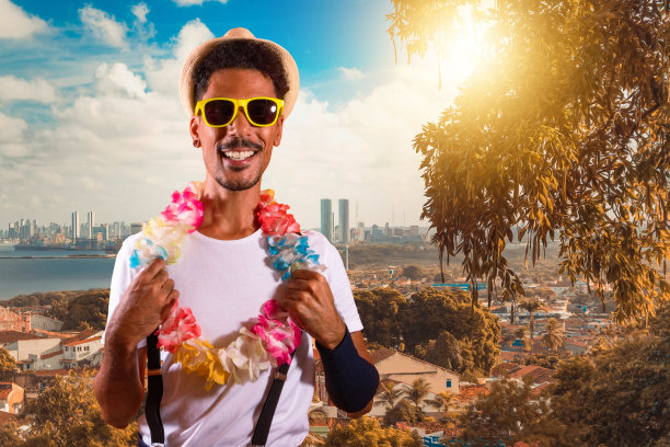 嘉年华服装派对。黑人与狂欢节道具在巴西街道背景的肖像，文字空间。图片下载