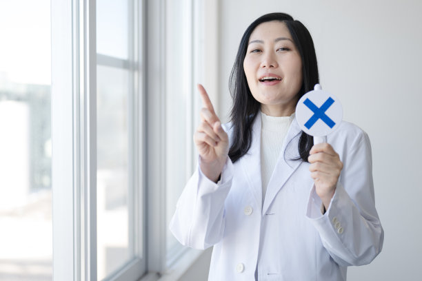 女医生身上有十字标记图片下载