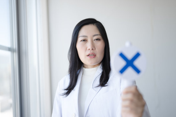 女医生身上有十字标记图片下载