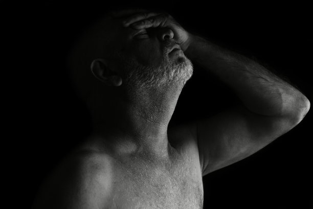 成年男子面部和身体表情黑白照片剪影构图图片下载