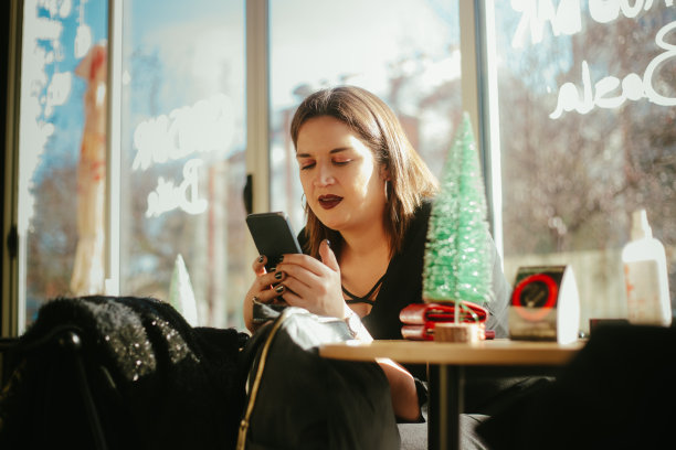 美丽的女人在咖啡馆股票照片图片下载