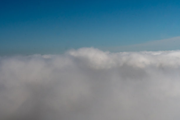 飞机窗外的云的航拍照片图片下载