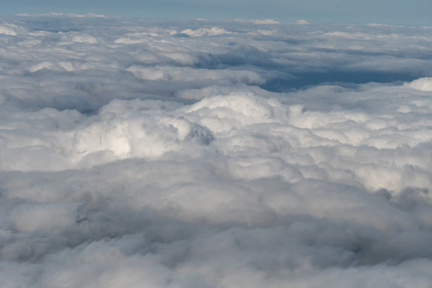 飞机窗外的云的航拍照片图片下载