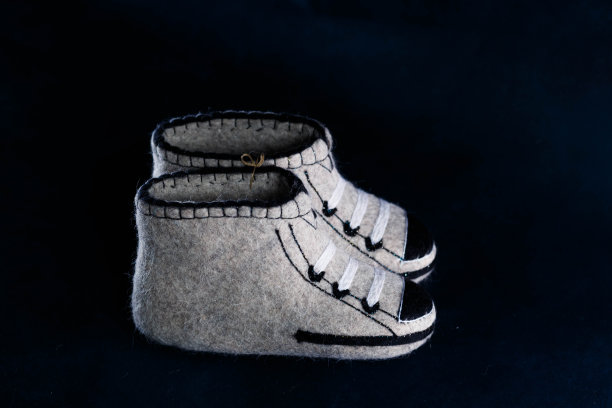 毛毡用毛毡法刺绣的羊毛拖鞋图片下载