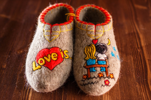 毛毡用毛毡法刺绣的羊毛拖鞋图片下载