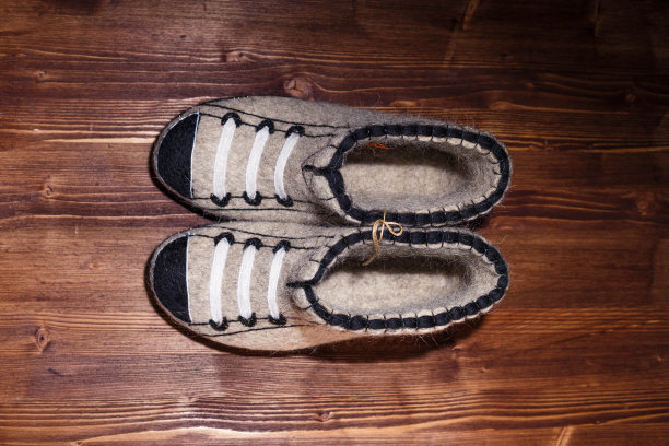 毛毡用毛毡法刺绣的羊毛拖鞋图片下载