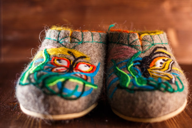 毛毡用毛毡法刺绣的羊毛拖鞋图片下载