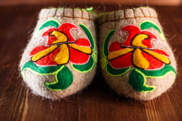 毛毡用毛毡法刺绣的羊毛拖鞋图片下载