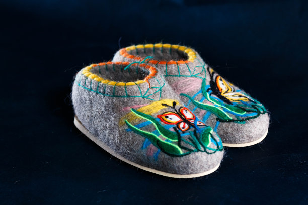 毛毡用毛毡法刺绣的羊毛拖鞋图片下载