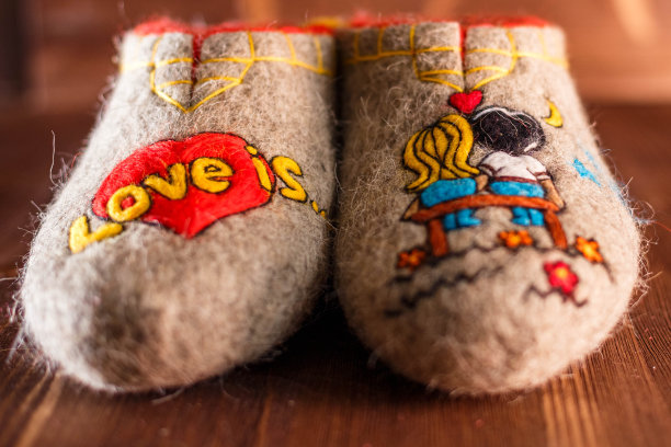 毛毡用毛毡法刺绣的羊毛拖鞋图片下载