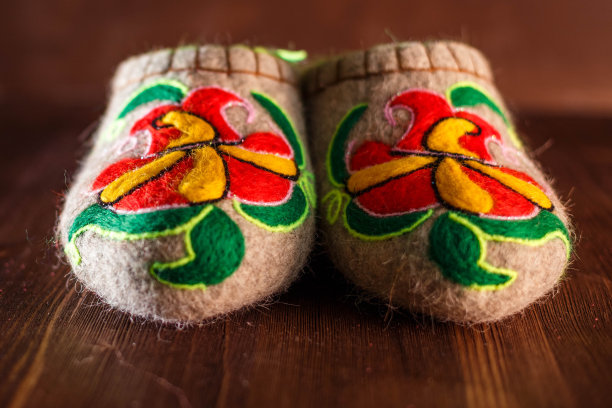 毛毡用毛毡法刺绣的羊毛拖鞋图片下载