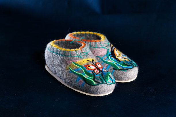 毛毡用毛毡法刺绣的羊毛拖鞋图片下载