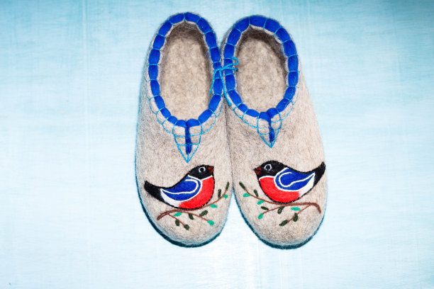 毛毡用毛毡法刺绣的羊毛拖鞋图片下载