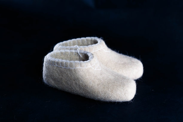 毛毡用毛毡法刺绣的羊毛拖鞋图片下载