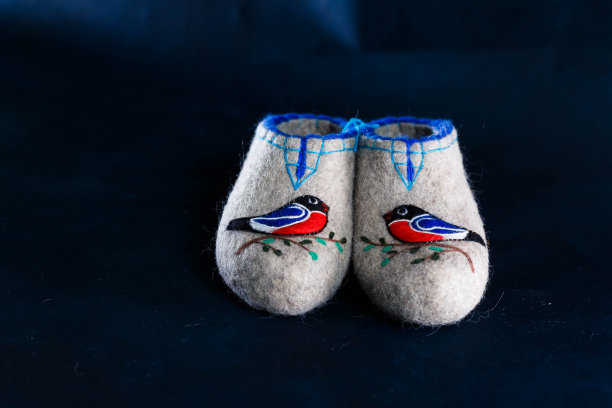 毛毡用毛毡法刺绣的羊毛拖鞋图片下载