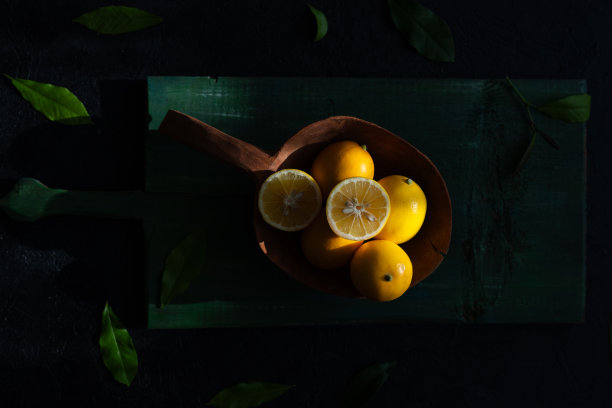 柠檬在绿色木制背景中的照片，乌斯库达尔伊斯坦布尔，土耳其(土耳其)图片下载