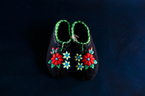 毛毡用毛毡法刺绣的羊毛拖鞋图片下载